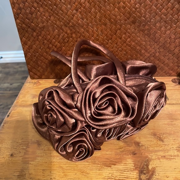 Satin rosette purse - Picture 5 of 7